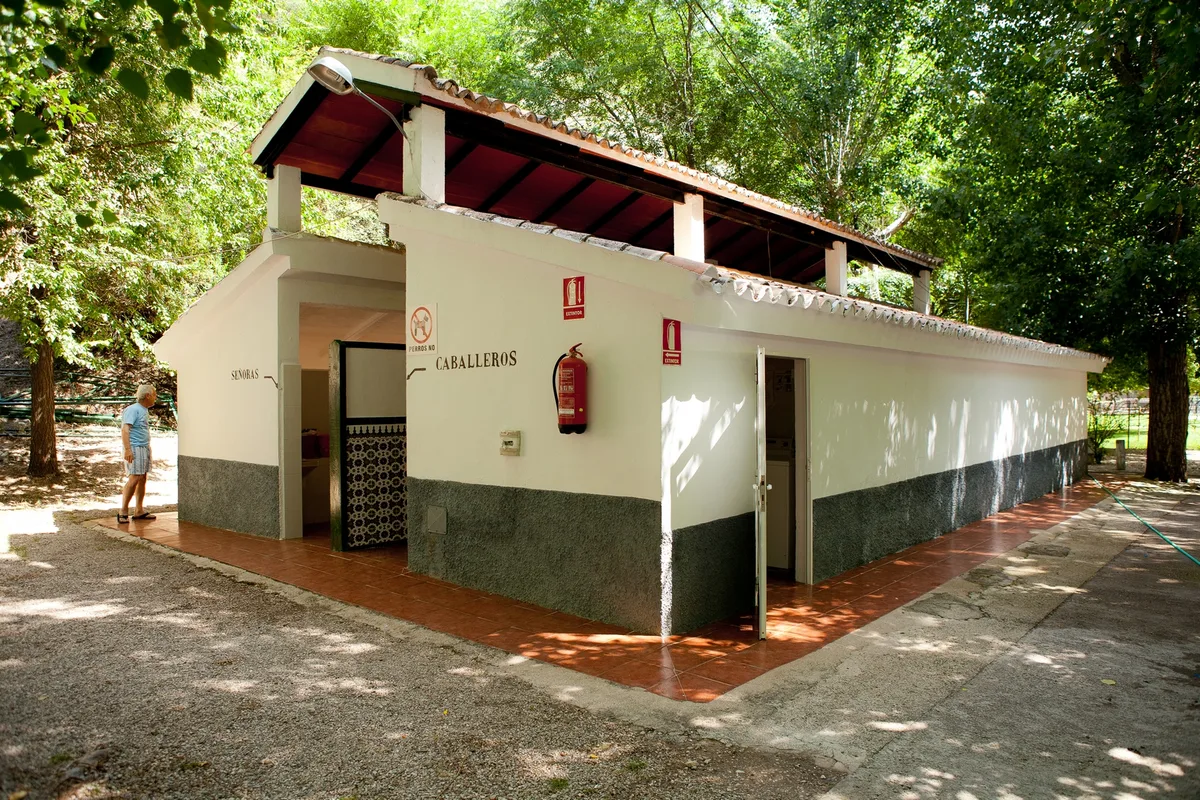 Instalaciones y espacio en Camping Chopera de Coto-ríos, Coto Rios