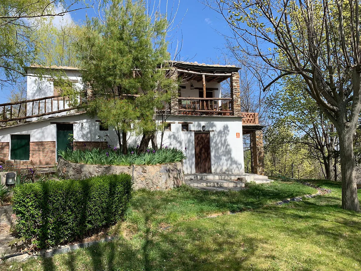 Instalaciones y espacio en Camping el Balcón de Pitres - Alpujarra, Granada