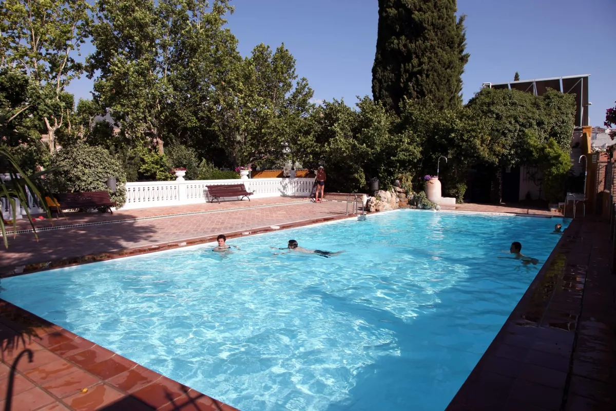 Instalaciones y espacio en Camping Reina Isabel, La Zubia