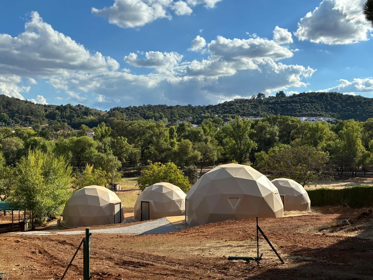 Instalaciones y espacio en Glamping San Benito, Cazalla De La Sierra