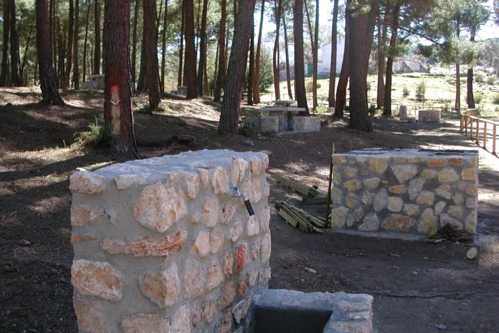 Instalaciones y espacio en Zona de Acampada Controlada el Robledal, Granada